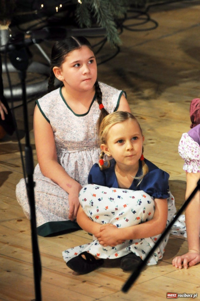 Zdjęcie w galerii na portalu naszraciborz.pl: Świąteczna gala zespołów Źródła wiadomości z regionu