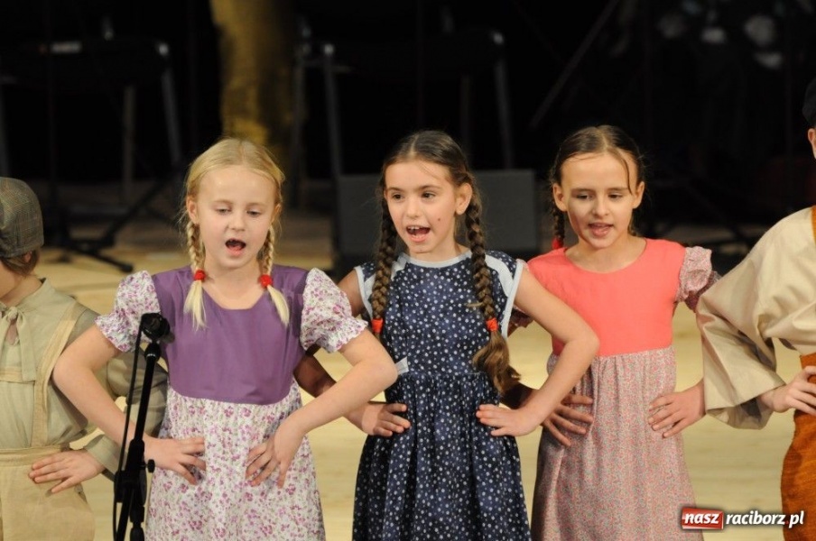 Zdjęcie w galerii na portalu naszraciborz.pl: Świąteczna gala zespołów Źródła wiadomości z regionu