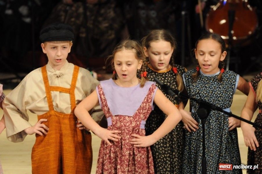 Zdjęcie w galerii na portalu naszraciborz.pl: Świąteczna gala zespołów Źródła wiadomości z regionu