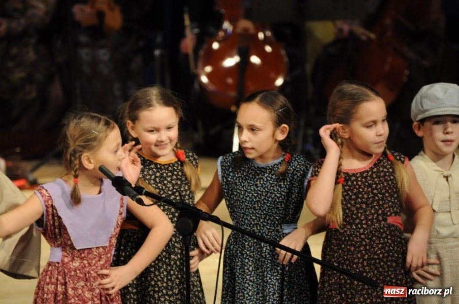Zdjęcie w galerii na portalu naszraciborz.pl: Świąteczna gala zespołów Źródła wiadomości z regionu