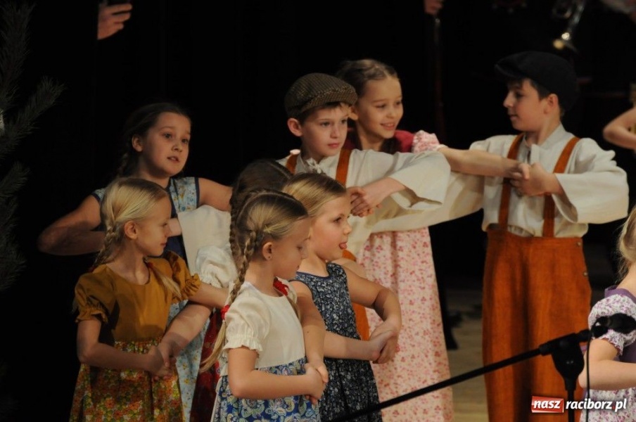 Zdjęcie w galerii na portalu naszraciborz.pl: Świąteczna gala zespołów Źródła wiadomości z regionu