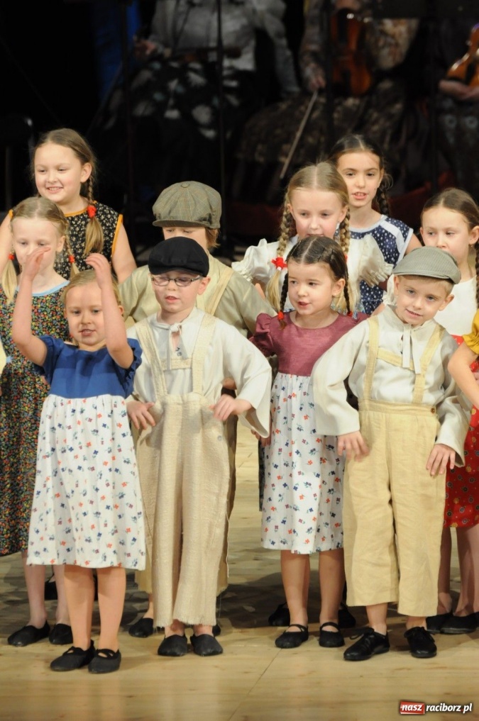 Zdjęcie w galerii na portalu naszraciborz.pl: Świąteczna gala zespołów Źródła wiadomości z regionu