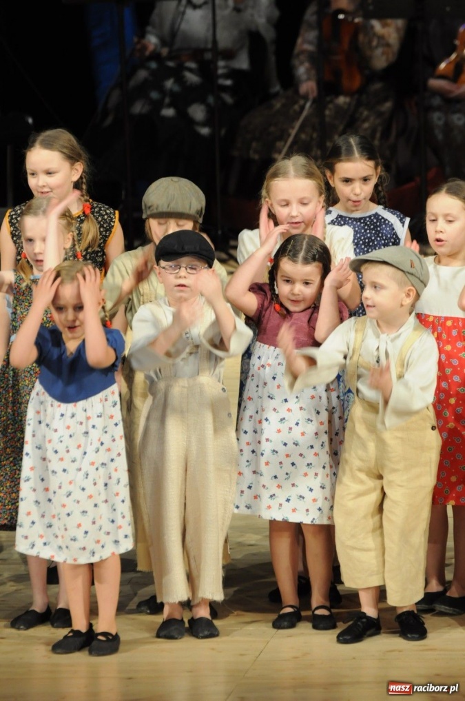 Zdjęcie w galerii na portalu naszraciborz.pl: Świąteczna gala zespołów Źródła wiadomości z regionu