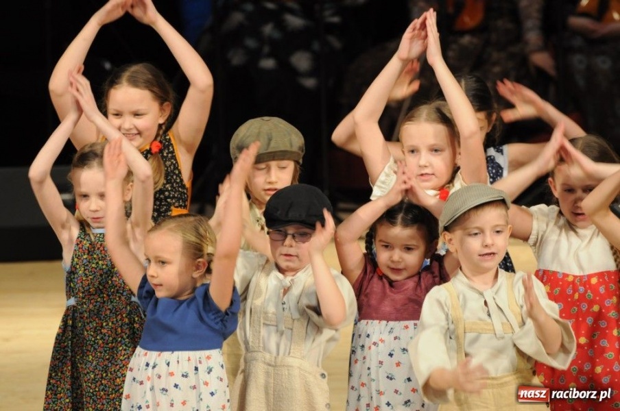 Zdjęcie w galerii na portalu naszraciborz.pl: Świąteczna gala zespołów Źródła wiadomości z regionu