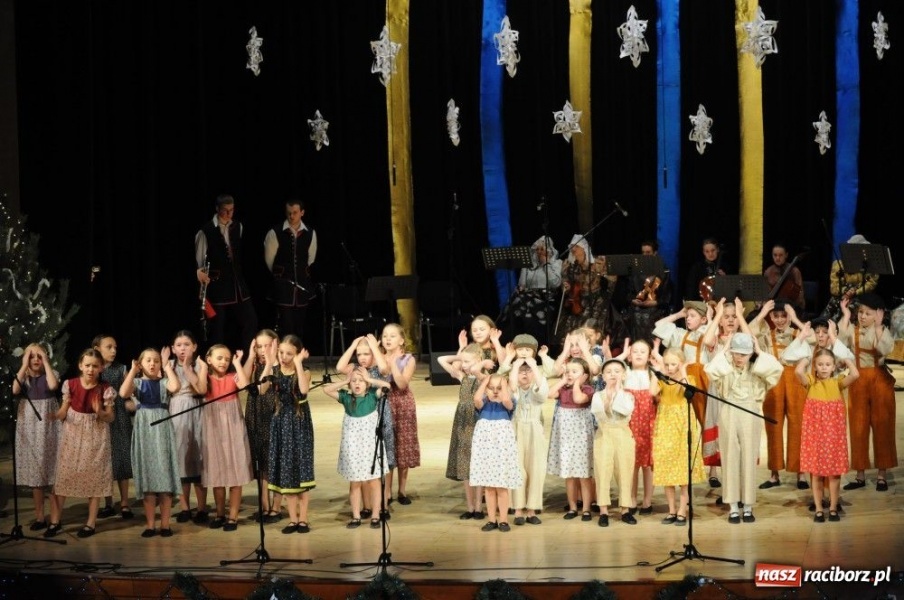 Zdjęcie w galerii na portalu naszraciborz.pl: Świąteczna gala zespołów Źródła wiadomości z regionu