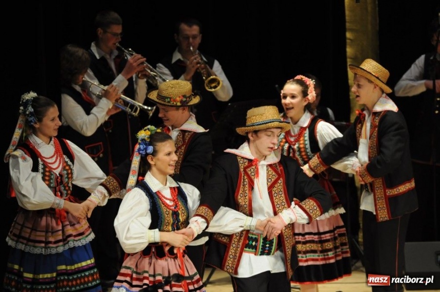 Zdjęcie w galerii na portalu naszraciborz.pl: Świąteczna gala zespołów Źródła wiadomości z regionu