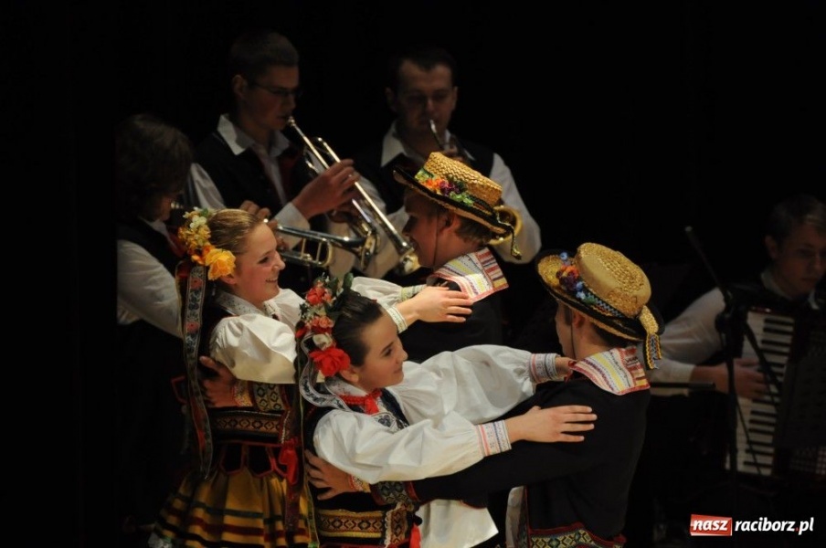 Zdjęcie w galerii na portalu naszraciborz.pl: Świąteczna gala zespołów Źródła wiadomości z regionu