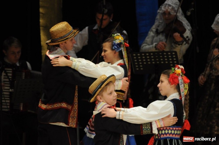 Zdjęcie w galerii na portalu naszraciborz.pl: Świąteczna gala zespołów Źródła wiadomości z regionu