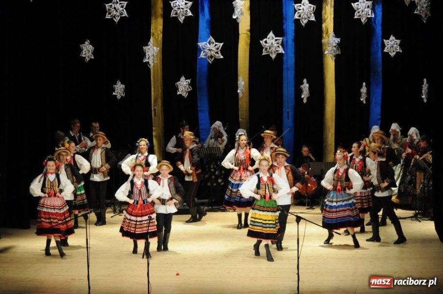 Zdjęcie w galerii na portalu naszraciborz.pl: Świąteczna gala zespołów Źródła wiadomości z regionu