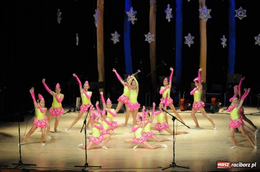 Zdjęcie w galerii na portalu naszraciborz.pl: Świąteczna gala zespołów Źródła wiadomości z regionu