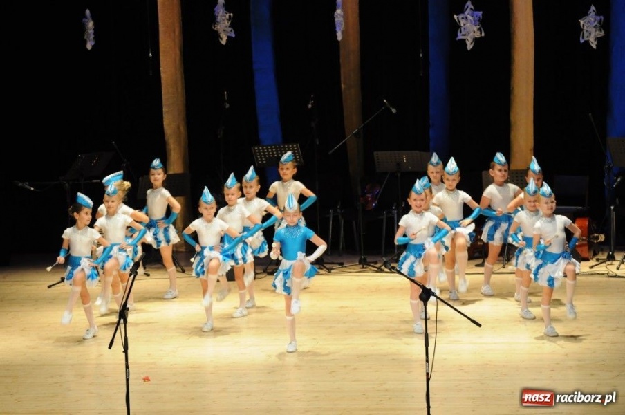 Zdjęcie w galerii na portalu naszraciborz.pl: Świąteczna gala zespołów Źródła wiadomości z regionu