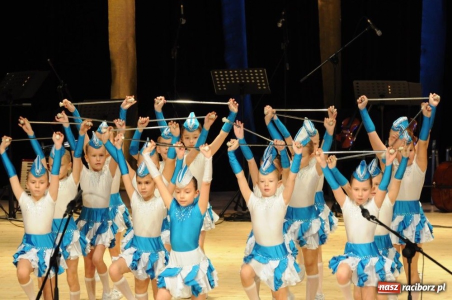 Zdjęcie w galerii na portalu naszraciborz.pl: Świąteczna gala zespołów Źródła wiadomości z regionu