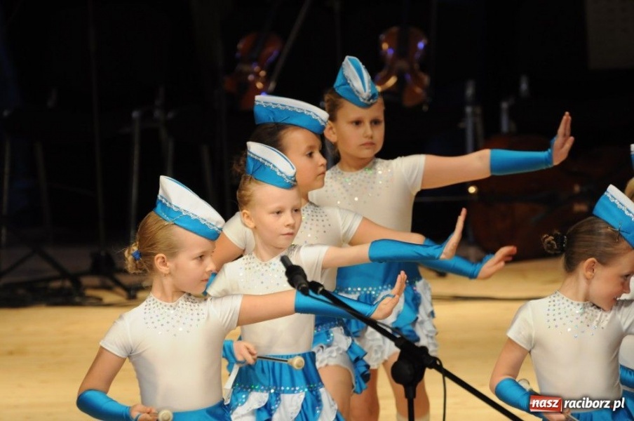 Zdjęcie w galerii na portalu naszraciborz.pl: Świąteczna gala zespołów Źródła wiadomości z regionu