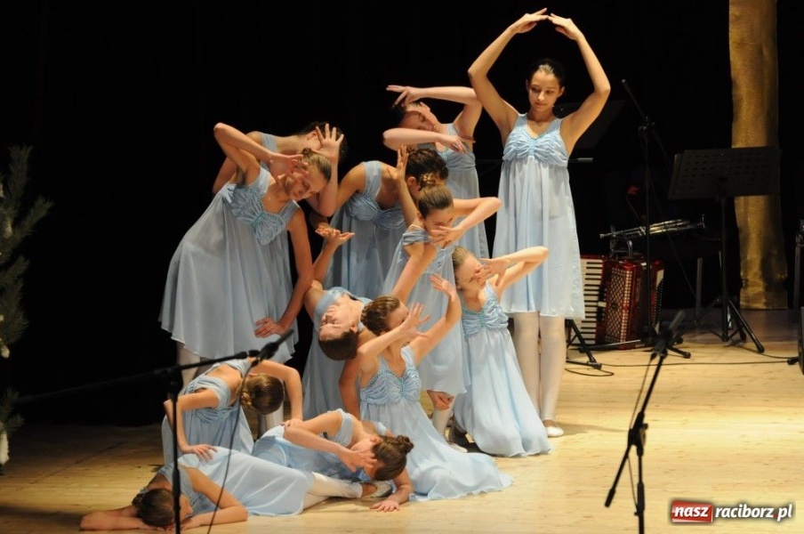 Zdjęcie w galerii na portalu naszraciborz.pl: Świąteczna gala zespołów Źródła wiadomości z regionu