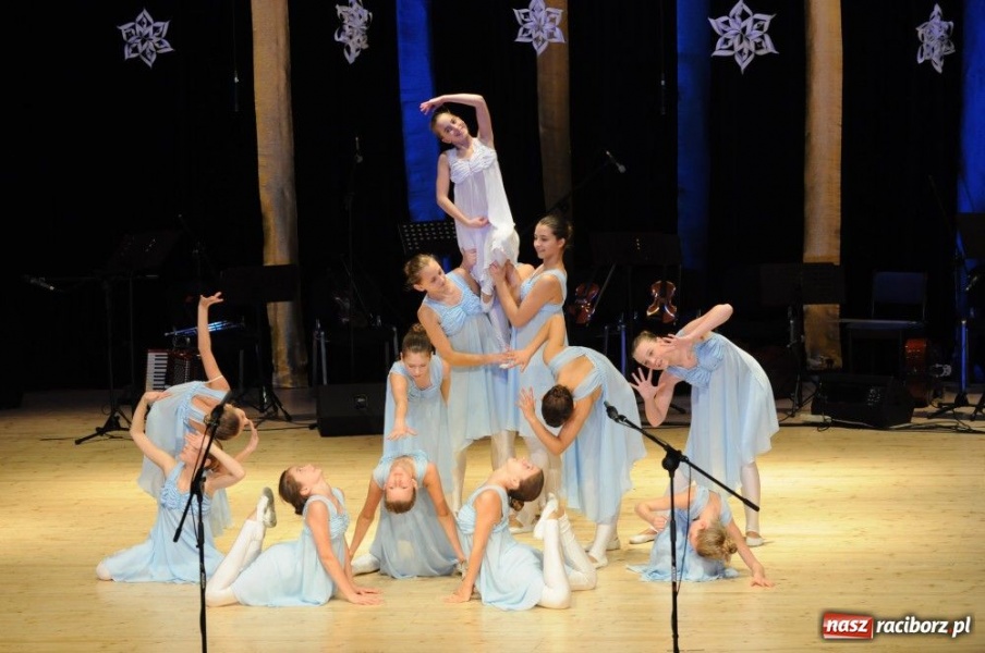 Zdjęcie w galerii na portalu naszraciborz.pl: Świąteczna gala zespołów Źródła wiadomości z regionu