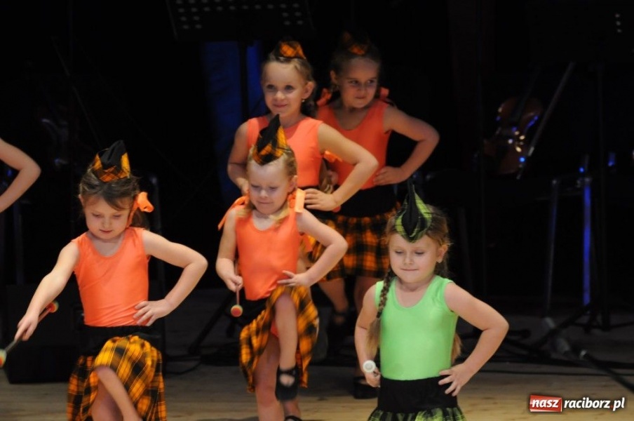 Zdjęcie w galerii na portalu naszraciborz.pl: Świąteczna gala zespołów Źródła wiadomości z regionu