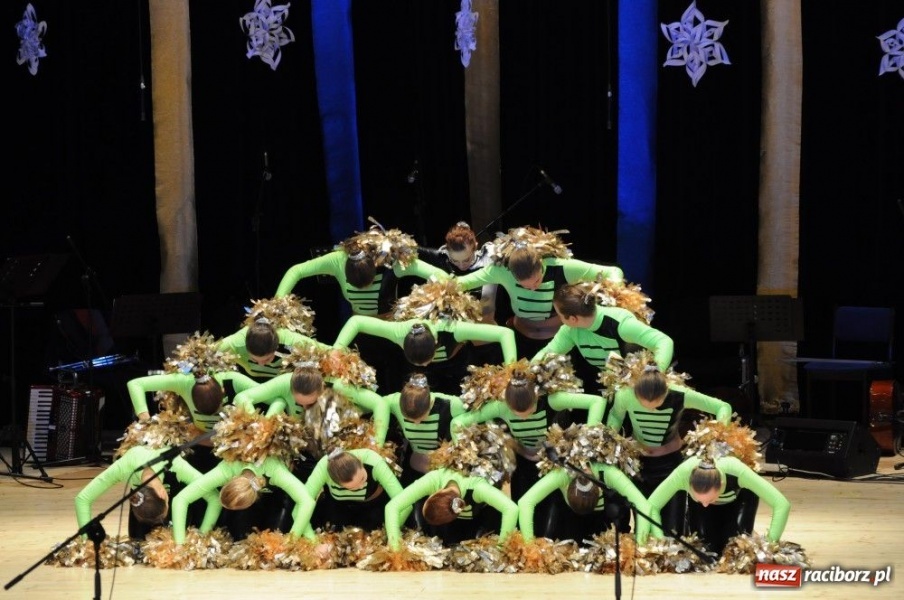 Zdjęcie w galerii na portalu naszraciborz.pl: Świąteczna gala zespołów Źródła wiadomości z regionu
