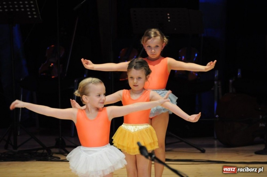 Zdjęcie w galerii na portalu naszraciborz.pl: Świąteczna gala zespołów Źródła wiadomości z regionu