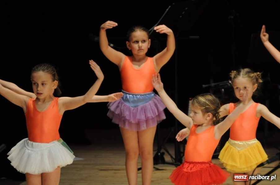 Zdjęcie w galerii na portalu naszraciborz.pl: Świąteczna gala zespołów Źródła wiadomości z regionu