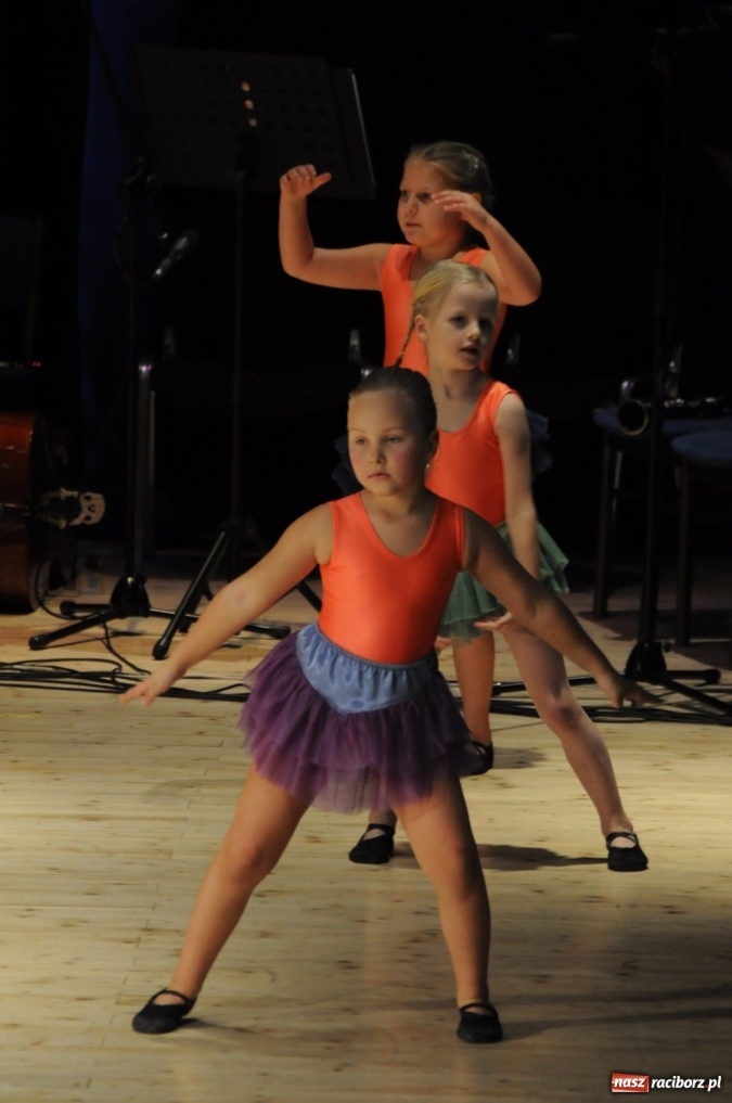 Zdjęcie w galerii na portalu naszraciborz.pl: Świąteczna gala zespołów Źródła wiadomości z regionu