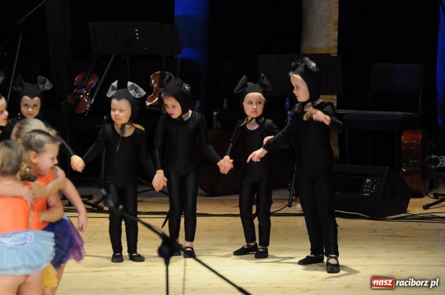 Zdjęcie w galerii na portalu naszraciborz.pl: Świąteczna gala zespołów Źródła wiadomości z regionu