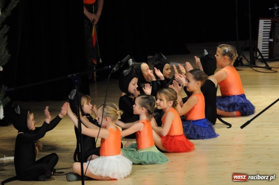 Zdjęcie w galerii na portalu naszraciborz.pl: Świąteczna gala zespołów Źródła wiadomości z regionu