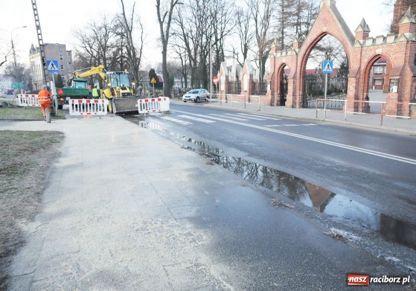 Zdjęcie w galerii na portalu naszraciborz.pl: Zawiniła stara żeliwna rura wiadomości z regionu