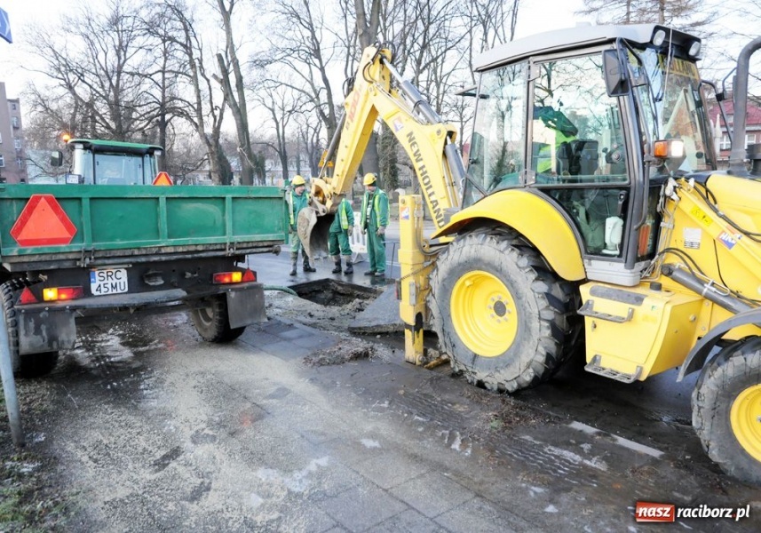 Zdjęcie w galerii na portalu naszraciborz.pl: Zawiniła stara żeliwna rura wiadomości z regionu
