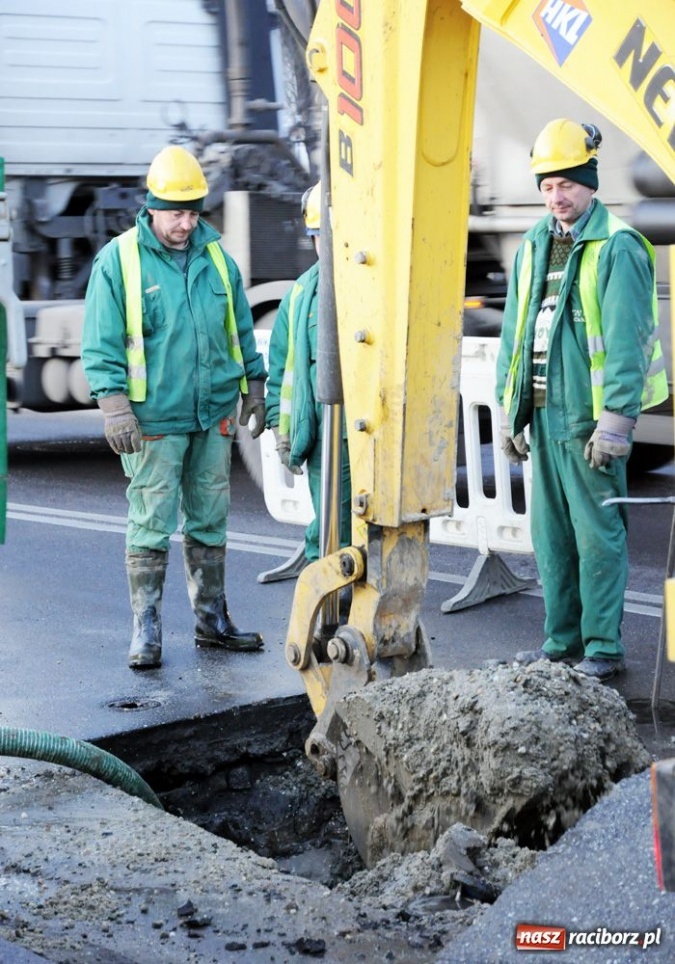 Zdjęcie w galerii na portalu naszraciborz.pl: Zawiniła stara żeliwna rura wiadomości z regionu