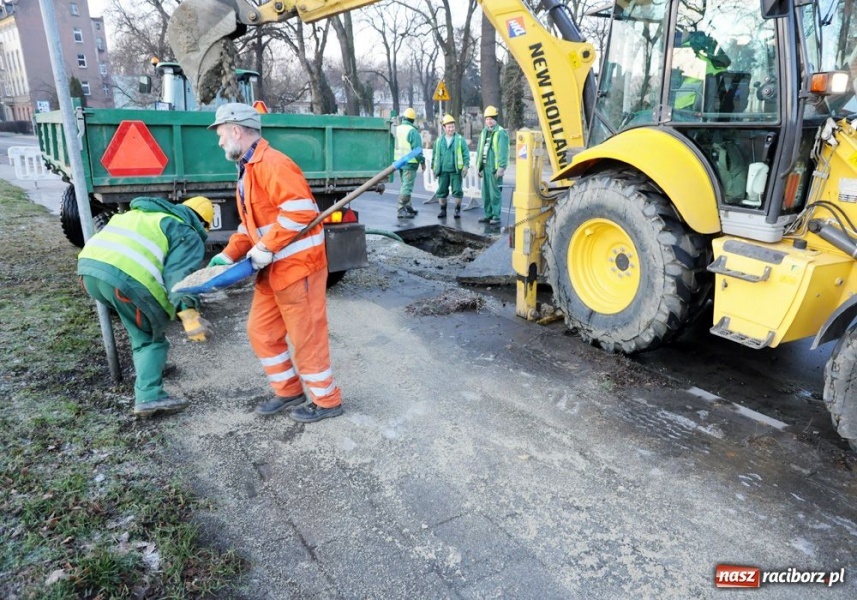 Zdjęcie w galerii na portalu naszraciborz.pl: Zawiniła stara żeliwna rura wiadomości z regionu