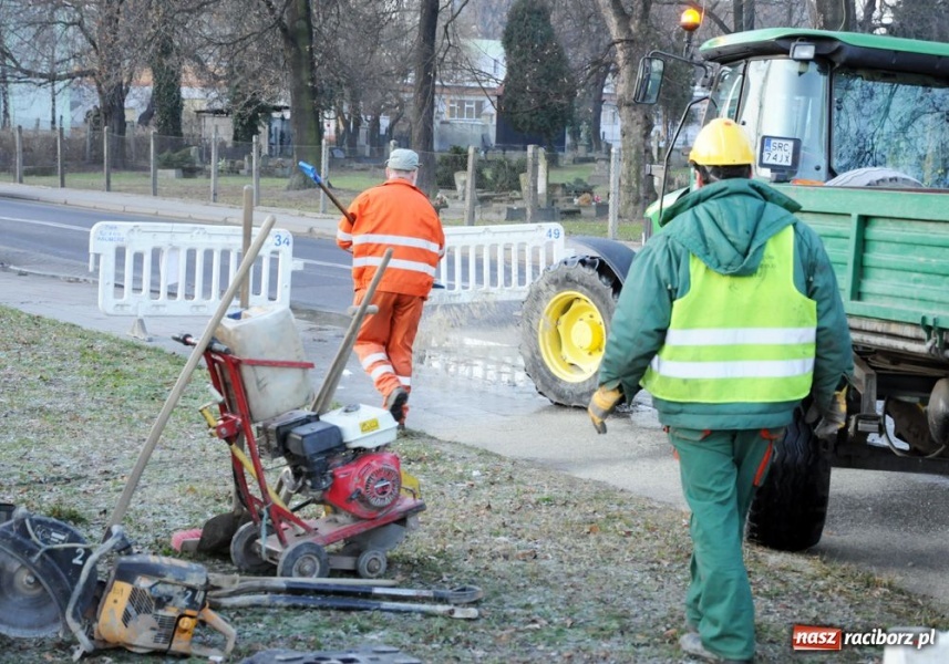 Zdjęcie w galerii na portalu naszraciborz.pl: Zawiniła stara żeliwna rura wiadomości z regionu