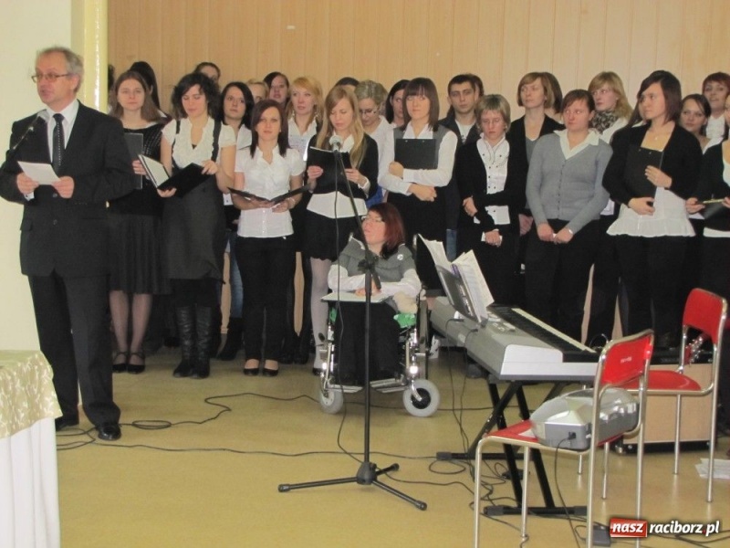 Zdjęcie w galerii na portalu naszraciborz.pl: Pracownicy PWSZ przy wigilijnym stole wiadomości z regionu