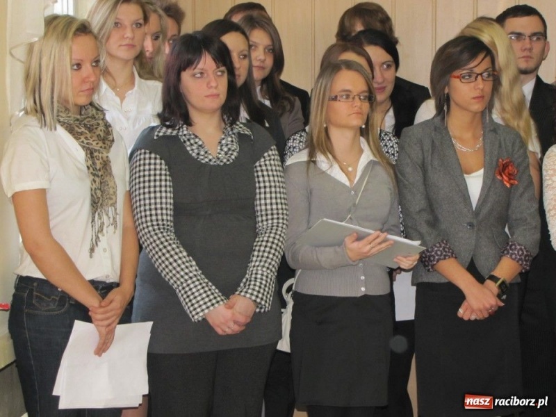 Zdjęcie w galerii na portalu naszraciborz.pl: Pracownicy PWSZ przy wigilijnym stole wiadomości z regionu