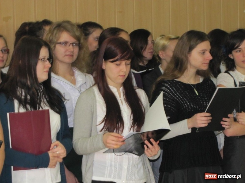 Zdjęcie w galerii na portalu naszraciborz.pl: Pracownicy PWSZ przy wigilijnym stole wiadomości z regionu