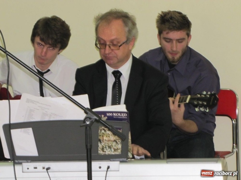 Zdjęcie w galerii na portalu naszraciborz.pl: Pracownicy PWSZ przy wigilijnym stole wiadomości z regionu