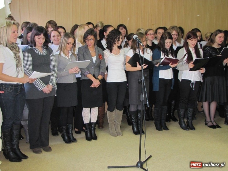 Zdjęcie w galerii na portalu naszraciborz.pl: Pracownicy PWSZ przy wigilijnym stole wiadomości z regionu