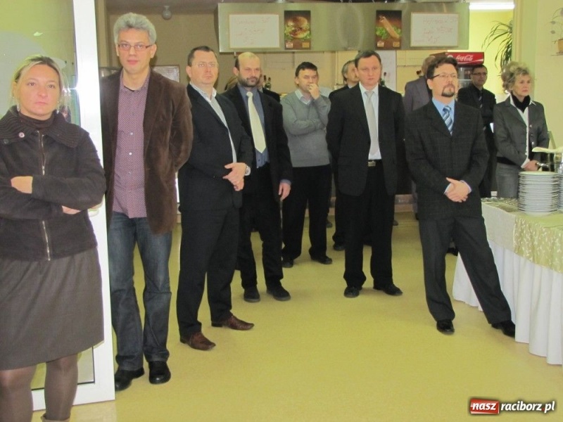 Zdjęcie w galerii na portalu naszraciborz.pl: Pracownicy PWSZ przy wigilijnym stole wiadomości z regionu