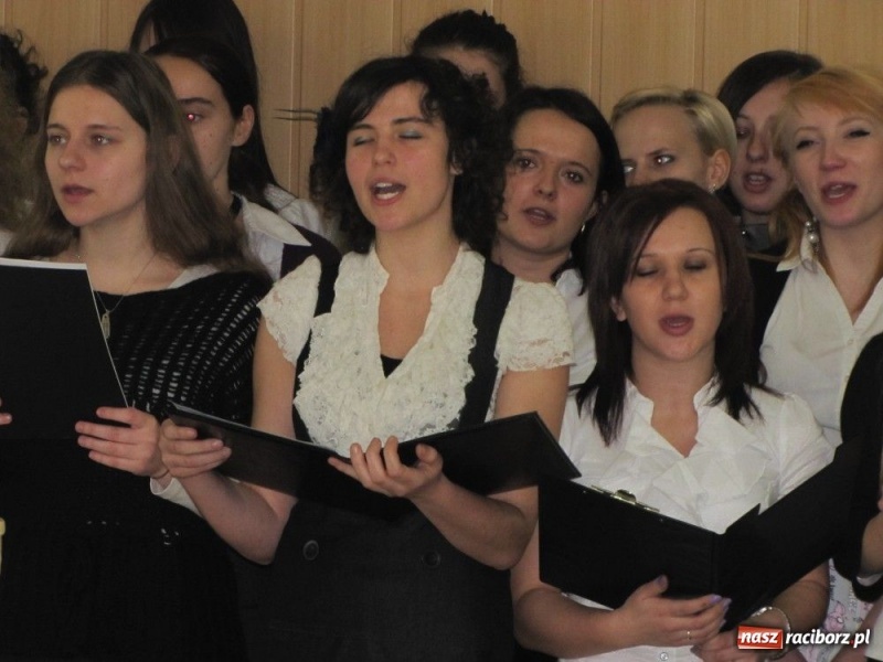 Zdjęcie w galerii na portalu naszraciborz.pl: Pracownicy PWSZ przy wigilijnym stole wiadomości z regionu