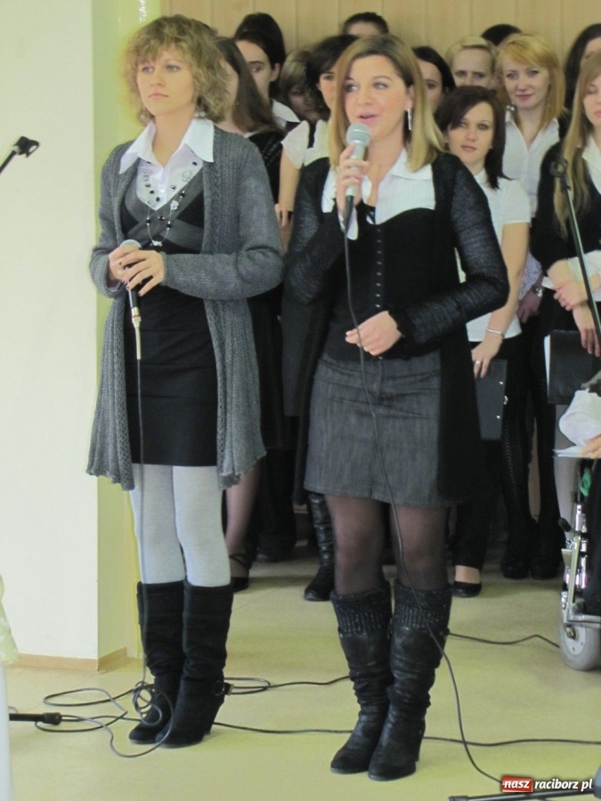 Zdjęcie w galerii na portalu naszraciborz.pl: Pracownicy PWSZ przy wigilijnym stole wiadomości z regionu