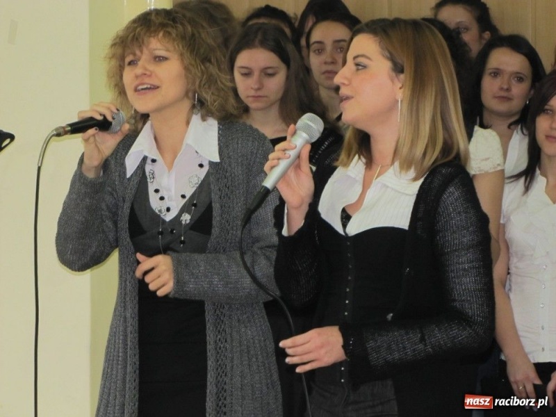 Zdjęcie w galerii na portalu naszraciborz.pl: Pracownicy PWSZ przy wigilijnym stole wiadomości z regionu