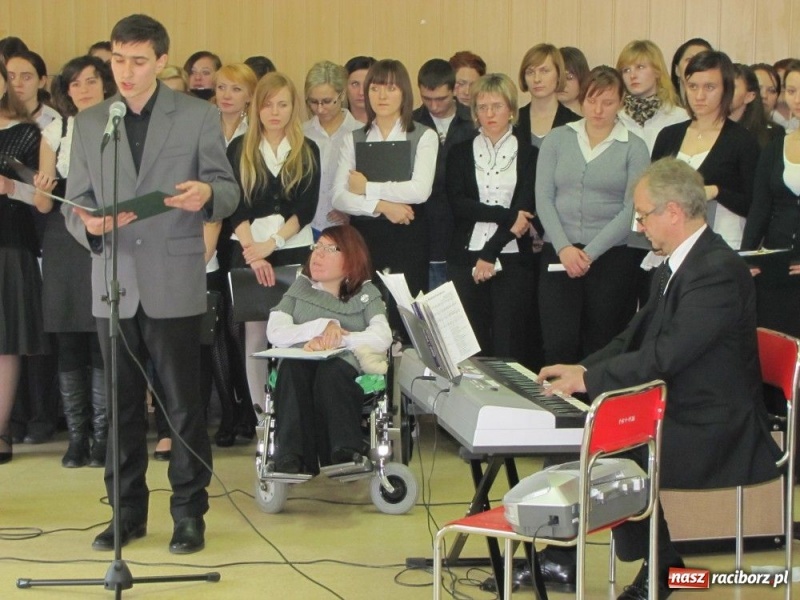 Zdjęcie w galerii na portalu naszraciborz.pl: Pracownicy PWSZ przy wigilijnym stole wiadomości z regionu