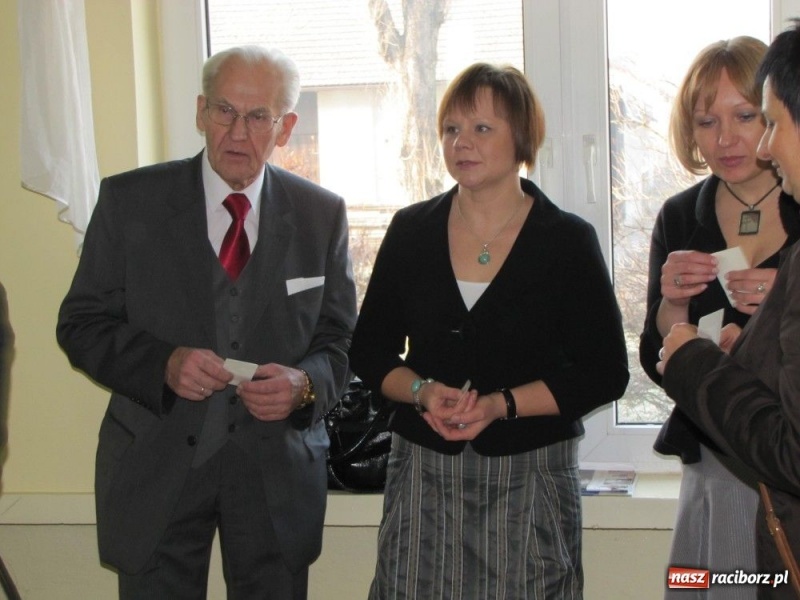 Zdjęcie w galerii na portalu naszraciborz.pl: Pracownicy PWSZ przy wigilijnym stole wiadomości z regionu