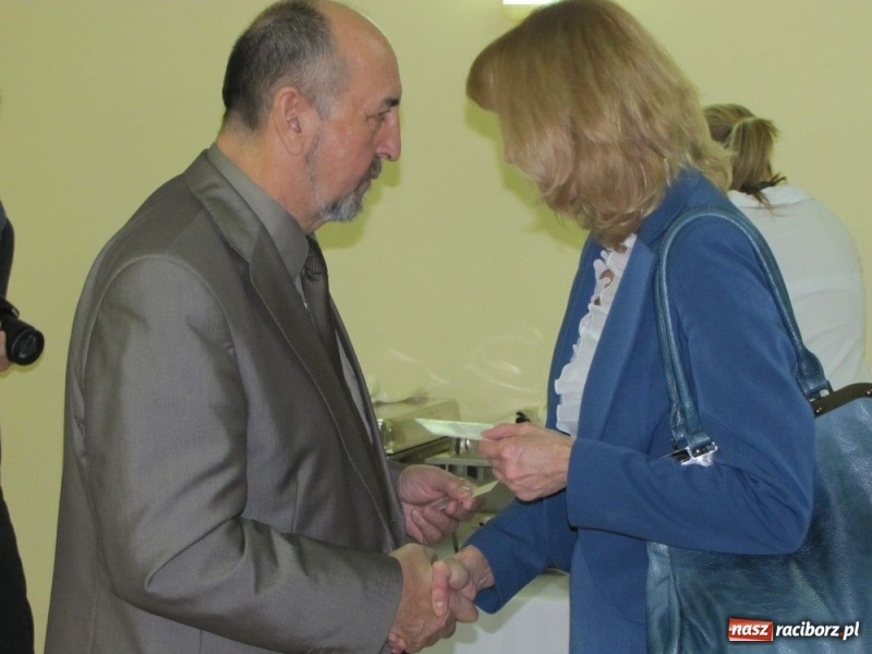 Zdjęcie w galerii na portalu naszraciborz.pl: Pracownicy PWSZ przy wigilijnym stole wiadomości z regionu