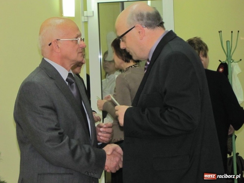 Zdjęcie w galerii na portalu naszraciborz.pl: Pracownicy PWSZ przy wigilijnym stole wiadomości z regionu