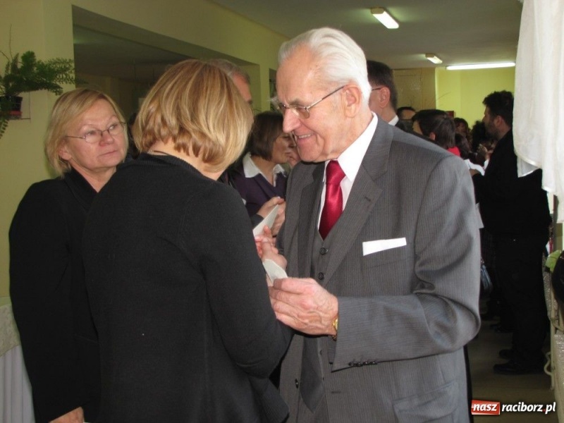 Zdjęcie w galerii na portalu naszraciborz.pl: Pracownicy PWSZ przy wigilijnym stole wiadomości z regionu