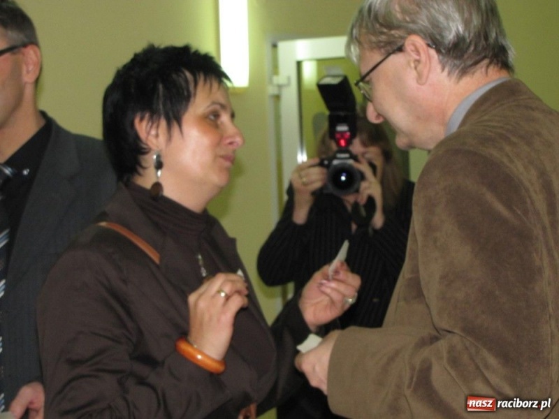 Zdjęcie w galerii na portalu naszraciborz.pl: Pracownicy PWSZ przy wigilijnym stole wiadomości z regionu