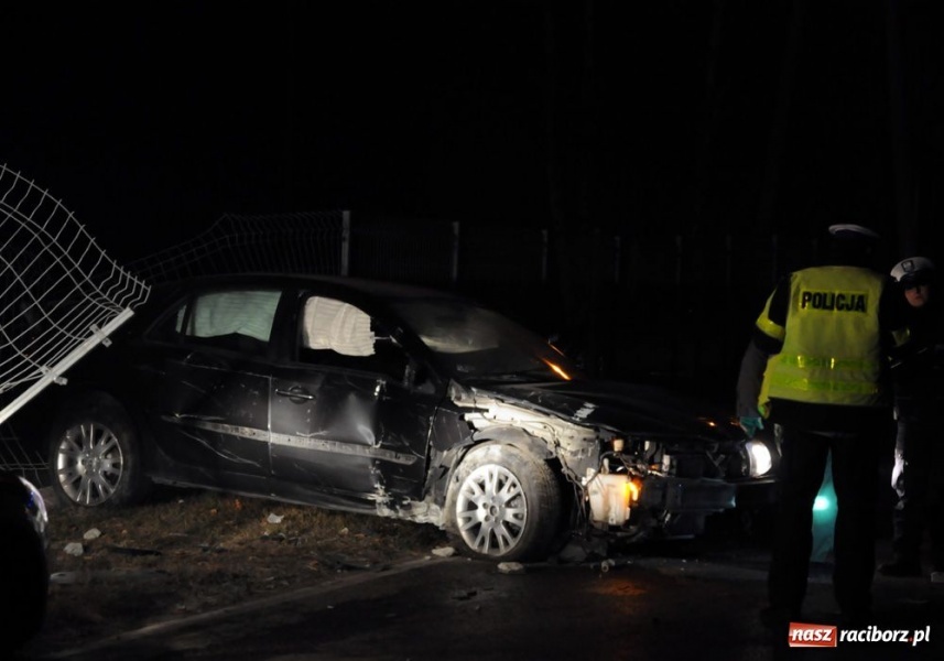 Zdjęcie w galerii na portalu naszraciborz.pl: Policyjna pogoń zakończona na płocie wiadomości z regionu