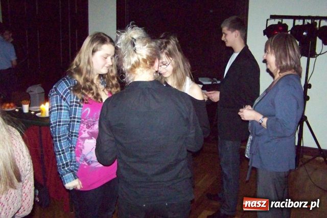 Zdjęcie w galerii na portalu naszraciborz.pl: Wigilia Samorządu Uczniowskiego w G5 wiadomości z regionu