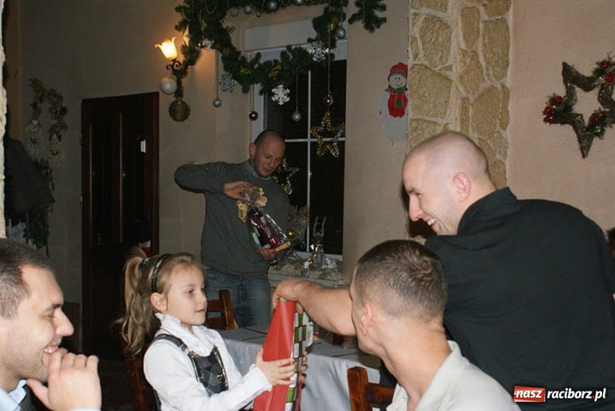 Zdjęcie w galerii na portalu naszraciborz.pl: Łamator i Sparta przy wigilijnym stole wiadomości z regionu
