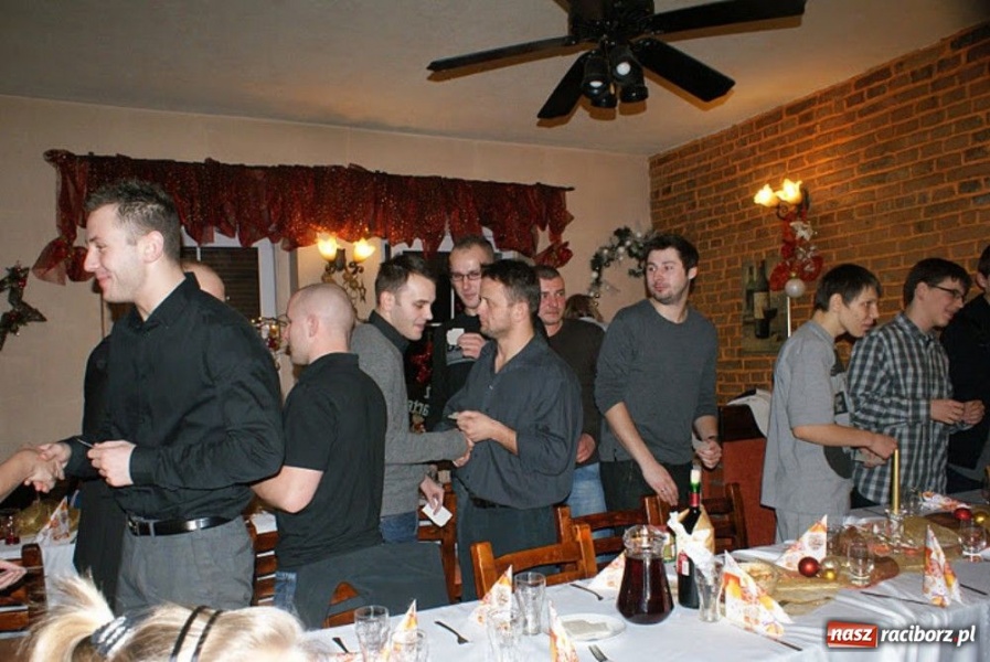 Zdjęcie w galerii na portalu naszraciborz.pl: Łamator i Sparta przy wigilijnym stole wiadomości z regionu